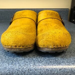 Amazing Sunshine ☀️ in your shoes! These gorgeous Golden Sanita Buckle Clogs!